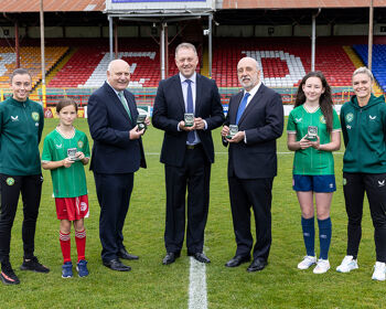 Abbie Larkin, Shels youth player Daisy White, FAI President Gerry McAnaney, Minister for Sport & Physical Education, Thomas Byrne TD, Central Bank of Ireland Governor Gabriel Makhlouf, Shels youth player Ellie O’Mahony, and Jamie Finn