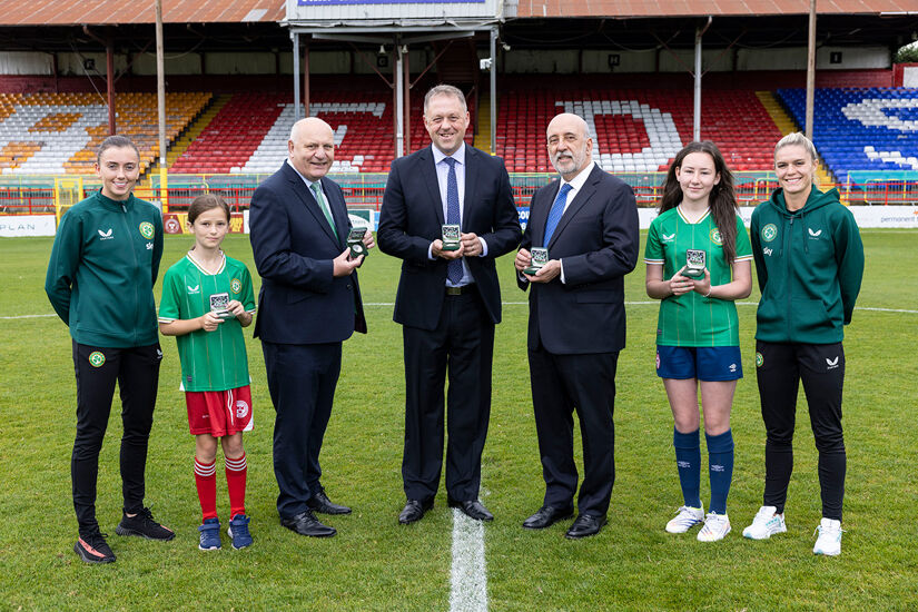 Abbie Larkin, Shels youth player Daisy White, FAI President Gerry McAnaney, Minister for Sport & Physical Education, Thomas Byrne TD, Central Bank of Ireland Governor Gabriel Makhlouf, Shels youth player Ellie O’Mahony, and Jamie Finn