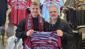 Niall O'Keefe unveiled by Cobh Ramblers boss Mick McDermott (right)