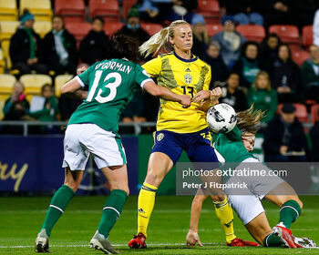 Amanda Ilestedt of Sweden tries to get a hold of the ball despite Áine O'Gorman and Katie McCabe (c) of Ireland