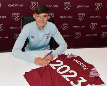 Sean Moore signs his first West Ham contract