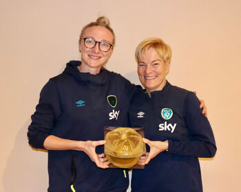 Loiuse Quinn presented with her golden cap by Vera Pauw