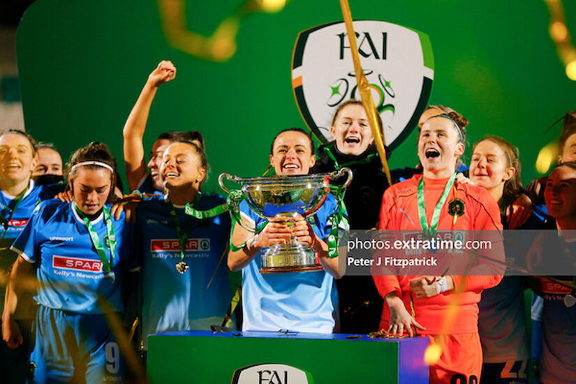 Aine O'Gorman with the trophy