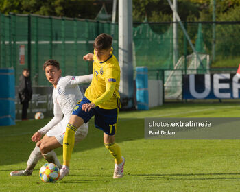 Armin Gigovic of Sweden gets past Jeremy Sarmiento of England