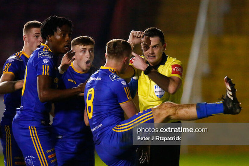 Rob Hennessy explaining a decision to Bohs players in their 2-1 win over Pats in November 2020
