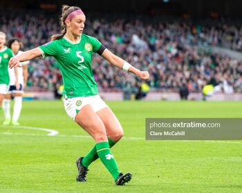 Caitlin Hayes plays a pass against England in the Aviva Stadium, Tuessday 9 April 2024
