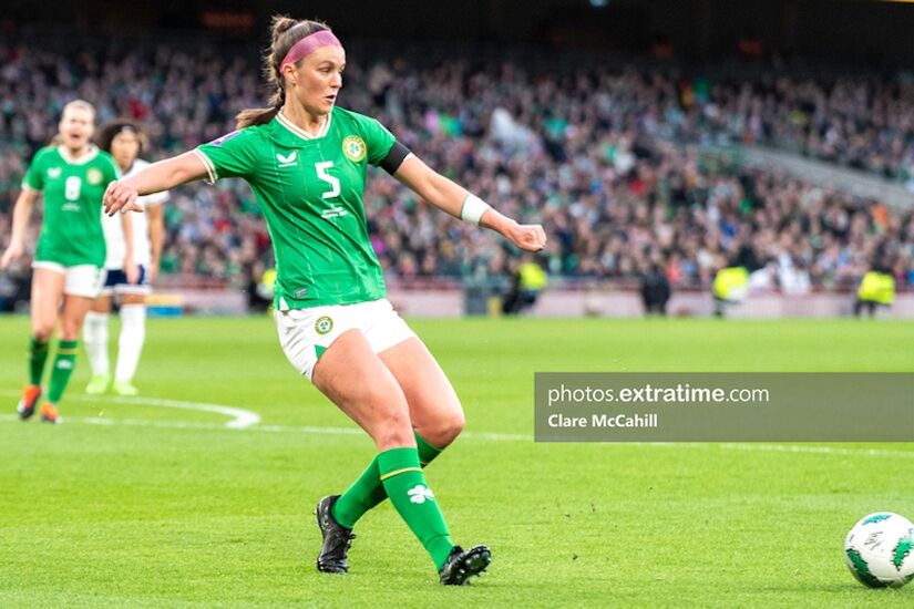 Caitlin Hayes plays a pass against England in the Aviva Stadium, Tuessday 9 April 2024