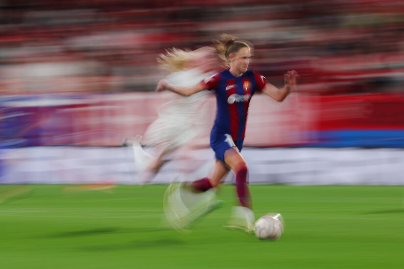 Caroline Graham Hansen of FC Barcelona runs with the ball during the UEFA Women's Champions League 2023/24 Quarter Final Leg Two match between FC Barcelona and SK Brann at Estadi Johan Cruyff on March 28, 2024 in Barcelona