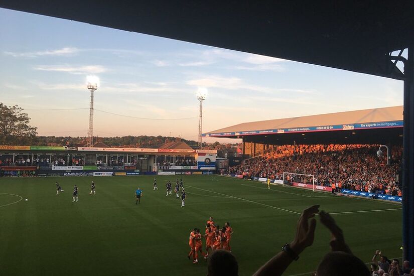 Luton Town adia estreia em casa contra o Burnley devido a obras no