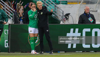 Vera Pauw chats to sub Izzy Atkinson who replaced an injured Katie McCabe in the first half