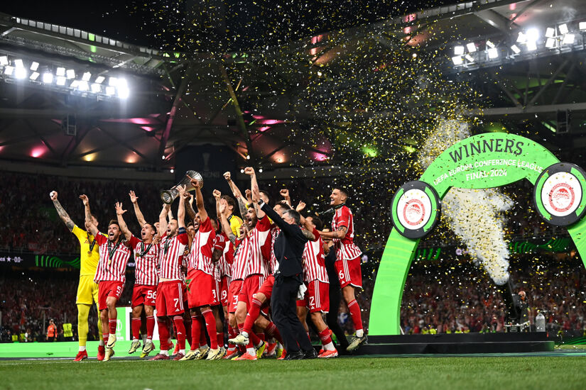 Olympiacos captain Konstantinos Fortounis lifts the UEFA Europa Conference League trophy alonside his teammates after the UEFA Europa Conference League 2023/24 Final match between Olympiacos FC and ACF Fiorentina at the AEK Arena on May 29, 2024 in Athens