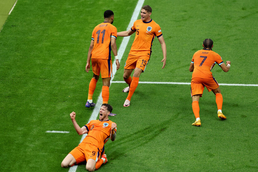 Cody Gakpo of the Netherlands celebrates his team's second goal with teammates Micky van de Ven, Wout Weghorst and Xavi Simons during the UEFA EURO 2024 quarter-final match between Netherlands and Türkiye at Olympiastadion on July 06, 2024 in Berlin