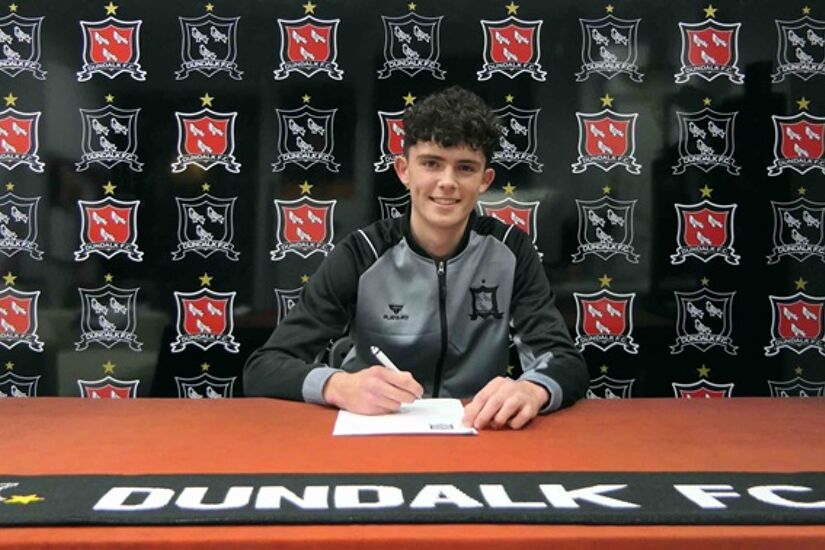 Luke Mulligan signs his first professional contract with Dundalk