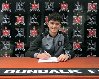 Luke Mulligan signs his first professional contract with Dundalk