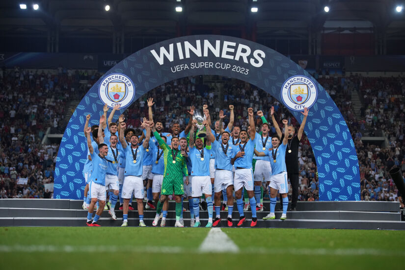 Kyle Walker of Manchester City lifts the UEFA Super Cup trophy after the team's victory in the UEFA Super Cup 2023 match between Manchester City FC and Sevilla FC