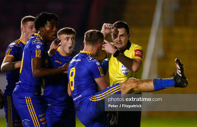 Rob Hennessy explaining a decision to Bohs players in their 2-1 win over Pats in November 2020